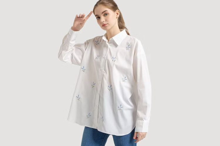 baju lebaran 2025, rekomendasi baju kasual wanita 2025, baju casual wanita, baju casual wanita hijab, baju simpel wanita, rekomendasi outfit lebaran hari kedua, 5 Rekomendasi Baju Kasual Wanita untuk Outfit Lebaran Hari Kedua, 1. Kemeja oversized bordir Slimah, 2. Kaus oversized knit top By Meldev, 3. Maxi dress simpel Femmewear, 4. Tunik motif garis-garis Bayleaf.id, 5. Kemeja motif bunga Geulis