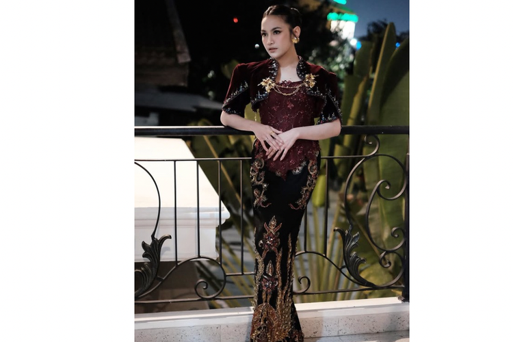 Mahalini Raharja, ngunduh mantu Al Ghazali dan Alyssa, mahalini raharja, ngunduh mantu al ghazali dan alyssa, mahalini di ngunduh mantu al ghazali dan alyssa, Glamor dan Elegan, Intip Detail Look Mahalini di Ngunduh Mantu Al Ghazali dan Alyssa, Terinspirasi dari Jawa klasik yang dipadukan dengan sentuhan modern, Mengenakan bustier maroon yang disulam rumit, Rok beludru hitam, Bolero beludru, Riasan soft glam