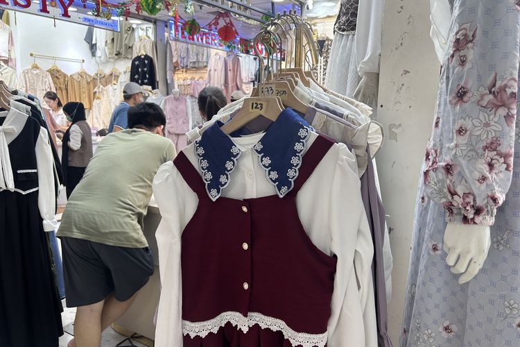 10 Rekomendasi Toko Busana Muslim Murah di Tanah Abang, 1. Pop Star Starla, 2. Mileea.id, 3. Amanah Collection, 4. Kintamani, 5. Eunique Boutique, 6. Lancar Fashion, 7. Su’Nie by Niche, 8. Zhifara Muslim Wear, 9. Attin Collection, 10. Sonia Moeslim