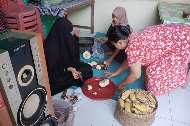 teroris, terorisme, napi terorisme, istri eks napi terorisme, agen perdamaian, Perempuan di Balik Jerat Terorisme, dari Stigma hingga Jadi Agen Perdamaian, Niya, Bertahan dari Sisa Hidup, Nurrohmah dan Konveksi untuk Hidup Baru, Menolak cara kekerasan, Pendampingan Bapas