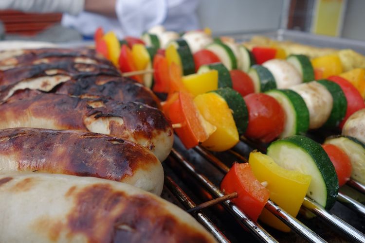 Tahun Baru, 9 Aktivitas Seru Merayakan Malam Tahun Baru di Rumah yang Berkesan , 1. Menggelar pesta kostum , 2. Menyediakan “Make and Take Station”, 3. Potluck makanan , 4. Membagikan resolusi dan pesan tengah malam, 5. Jalan santai atau hiking reflektif, 6. Menyajikan hidangan kecil sepanjang malam, 7. Menonton film atau serial komedi, 8. Bermain board game dan video game, 9. Menulis jurnal dan resolusi tahun baru