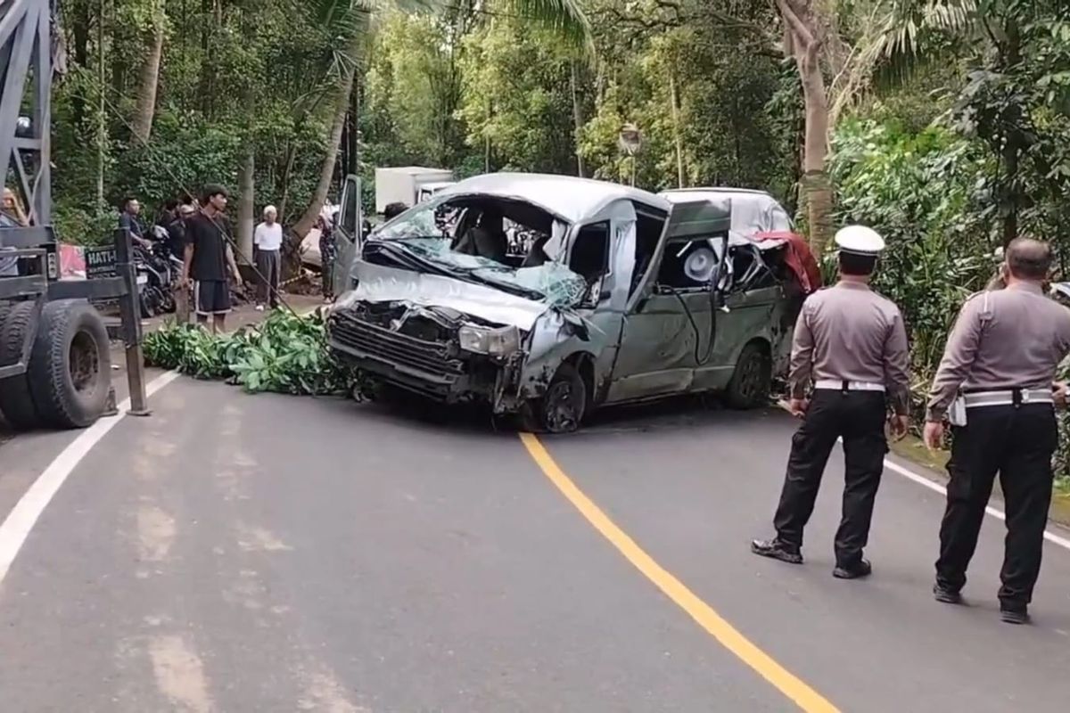 sopir, minibus, Buleleng, polisi, Bali, kecelakaan maut, Kecelakaan Maut Minibus Buleleng, Polisi Sebut Sopir Tidak Mengantuk, Status Hukum Sopir Masih Diproses, Pemeriksaan Kendaraan dan Legalitas Travel, Gubernur Bali Panggil Perusahaan Travel, Kronologi Kecelakaan Minibus Buleleng