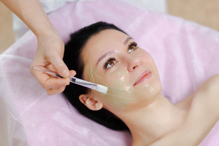 treatment, Flek hitam, hiperpigmentasi, mengatasi flek hitam, flek hitam di wajah, flek hitam, mengatasi flek hitam di wajah, treatment untuk flek, treatment flek hitam, Daftar Treatment untuk Menghilangkan Flek Hitam di Wajah, Sudah Coba?, 1. Laser treatment , 2. Chemical peeling, 3. Cryosurgery, 4. Microdermabrasion