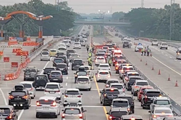 Tol Cipali, arus balik, 36.000 Kendaraan Mengarah ke Jakarta, Tol Cipali Sudah Padat