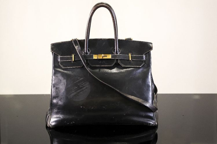 Labubu, Dari Demam Labubu hingga Birkin Termahal, Ini Catatan Fashion di 2025, 1. Demam Labubu dan kebangkitan gantungan tas, 2. Aksesori makin besar dan berani, 3. Tas birkin termahal , 4. Topi ekstrem , 5. Sepatu jadi pusat perhatian, 6. AI mulai membentuk arah fashion global, 7. Fashion kembali merayakan cerita dan emosi