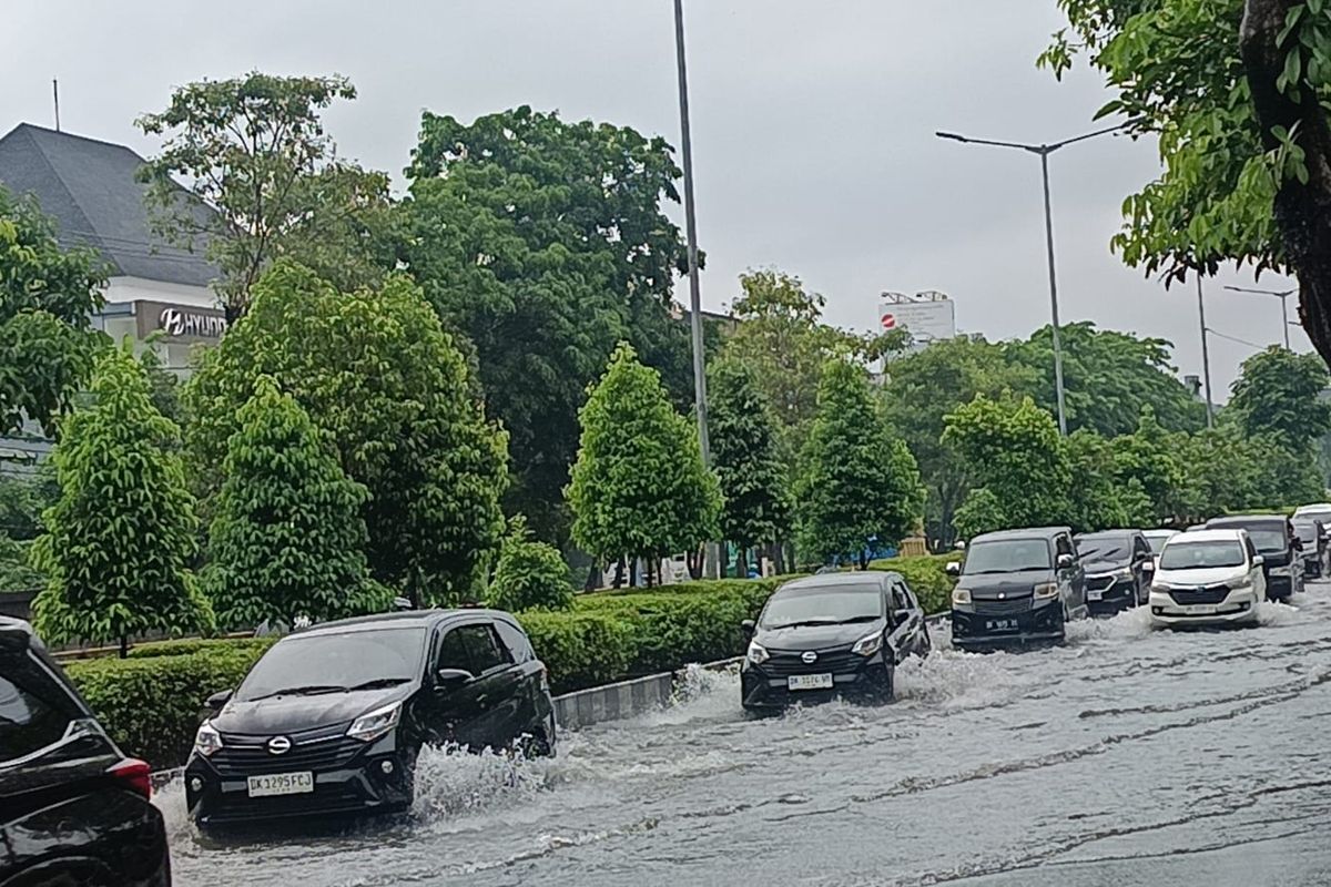 Cuaca Tak Menentu di Libur Nataru, Ini Tips Berkendara Aman Saat Hujan
