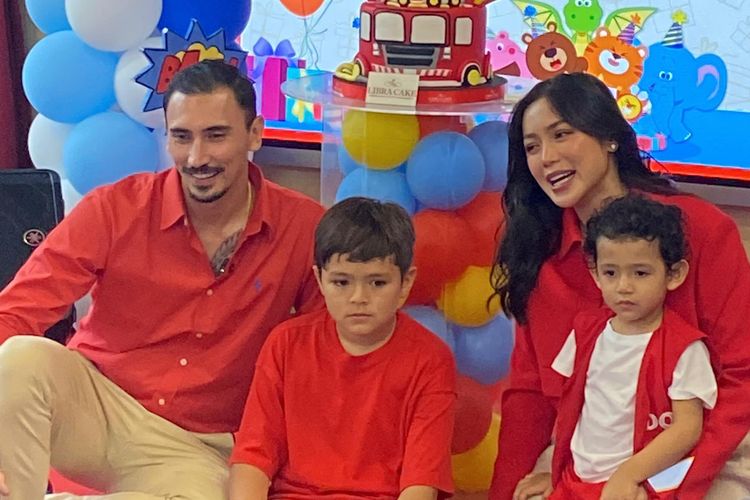 menumbuhkan rasa percaya diri pada anak, Jessica Iskandar, tips parenting, Vincent Verhaag, rasa percaya diri, tips parenting anak, percaya diri anak, meningkatkan rasa percaya diri, Cara Jessica Iskandar dan Vincent Verhaag Menumbuhkan Rasa Percaya Diri pada Anak