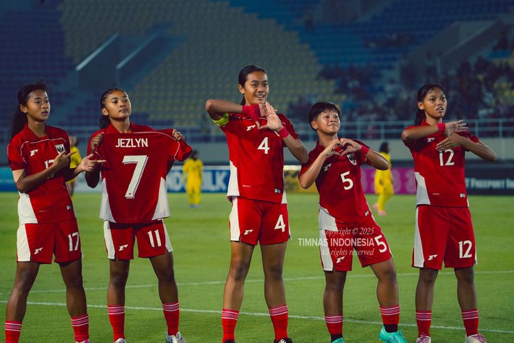 Timo Scheunemann, Indonesia Vs Malaysia, timnas putri u16 indonesia, ASEAN U16 Girls Championship, piala aff putri u16, Piala AFF Putri U16 2025, Timnas Putri U16 Indonesia ke Semifinal Piala AFF Putri U16 2025, Atasi Tekanan Mental dan Trauma Cedera