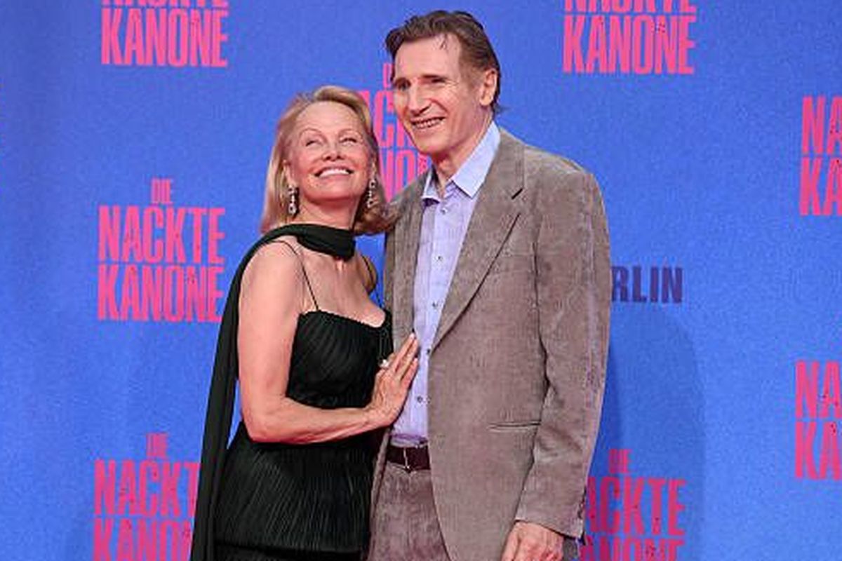 Liam Neeson, Pamela Anderson, Liam Neeson dan Pamela Anderson, The Naked Gun, liam dan pamela berpacaran, romansa liam neeson dan pamela anderson, liam neeson dan pamela anderson, Romansa Liam Neeson dan Pamela Anderson, Jadi Bukti Jatuh Cinta Tak Terbatas Usia