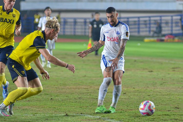Arema FC, Paulinho, Ole Romeny, Oxford United, Arema FC vs Oxford United, Piala Presiden 2025, Marcos Santos, ole romeny, Respons Pelatih Arema FC Usai Paulinho Injak Kaki Ole Romeny Sampai Cedera