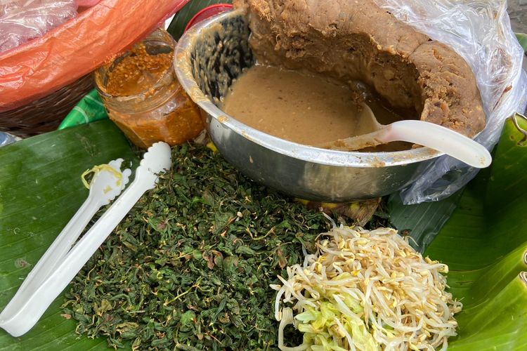 cara membuat bumbu pecel awet, cara membuat bumbu pecel awet dan tahan lama, bumbu pecel tahan lama, bumbu pecel tahan berapa lama tanpa kulkas, bumbu pecel tahan berapa lama di suhu ruangan, trik bumbu pecel tidak tengik, Cara Membuat Bumbu Pecel Awet hingga Berbulan-bulan, 1 Bahan Ini Kuncinya, 1. Pilih Cara Mematangkan Kacang yang Tepat, 2. Blender Kacang dalam Keadaan Panas, 3. Pastikan Bumbu Lain Juga Matang, 4. Minyak Goreng Adalah Kunci Ketahanan, 5. Simpan Saat Bumbu Sudah Dingin, 6. Bumbu Pecel Tidak Perlu Pengawet