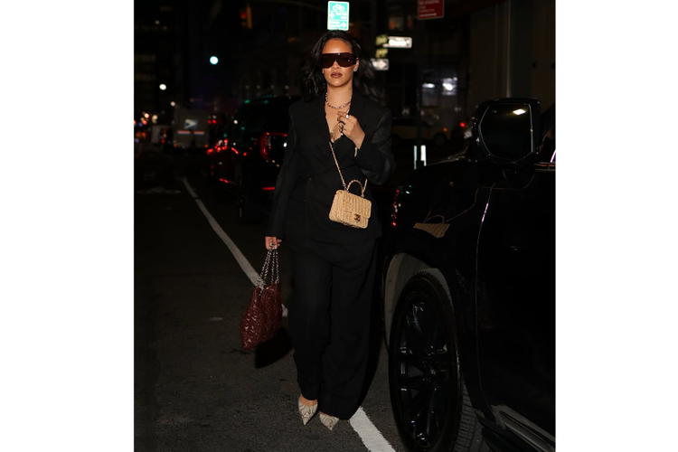 Rihanna, Rihanna Bawa Dua Tas Mewah Sekaligus saat Mother’s Day, Harganya Jadi Sorotan, Rihanna membawa dua tas sekaligus, Gaya “cool mom” Rihanna jadi sorotan, Dipadukan dengan aksesori favoritnya, Tren tas ganda disebut kembali muncul