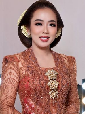 6 Gaya Soimah di Pernikahan Putra Pertama, Pakem Adat Jawa, 1. Mengenakan kebaya beludru klasik, 2. Memadukan kain tradisional bernuansa Jawa, 3. Tampil dengan kebaya brokat warna tembaga, 4. Mempertahankan sanggul khas Jawa, 5. Hiasan melati memperkuat nuansa tradisional, 6. Makeup flawless dengan sentuhan modern