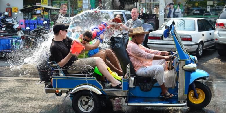 Songkran 2026, aturan Songkran, Pertama Kali Ikut Pesta Air Songkran di Thailand, Ini 10 Aturannya, 1. Dilarang mengganggu orang lain, 2. Wajib menjaga barang pribadi, 3. Berkendara dalam kondisi sadar, 4. Dilarang menggunakan pistol air bertekanan tinggi, 5. Dilarang menjual alkohol, 6. Dilarang mengadakan pesta bubuk pasta putih di area tertentu, 7. Wajib berpakaian sopan, 8. Mengemudi sambil mabuk, 9. Dilarang ngebut, 10. Acara dan pengeras suara wajib mengantongi izin