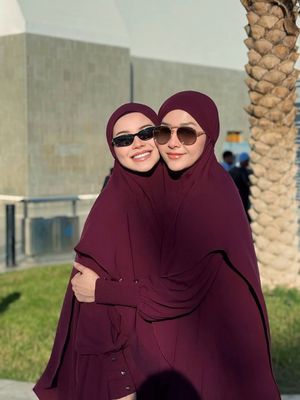 Alyssa Daguise, Maia Estianty, Tampil Kembaran dengan Maia Estianty, Ini 9 Gaya Umrah Alyssa Daguise, 1. Tampil kembaran dengan Maia Estianty, 2. Gamis nyaman untuk ibu hamil 4 bulan, 3. Abaya hitam polos yang klasik, 4. Hijab hitam minimalis, 5. Busana warna netral bernuansa earthy, 6. Siluet longgar yang mengutamakan kenyamanan, 7. Makeup natural yang nyaris tanpa polesan, 8. Tampilan serasi dengan pasangan, 9. Busana putih yang bersih dan menenangkan