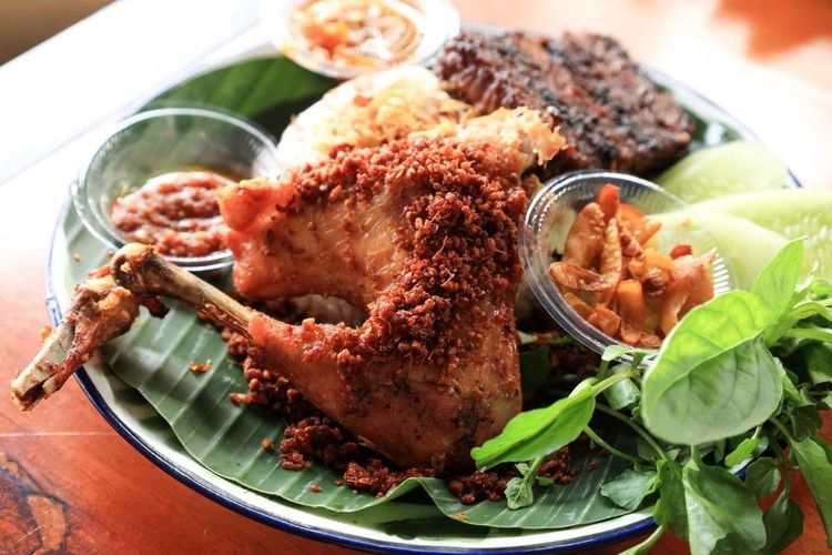 Indonesia, 20 Kuliner Indonesia yang Mendunia Versi TasteAtlas 2026, 1. Sate kambing, 2. Soto betawi, 3. Siomay, 4. Batagor, 5. Pisang goreng, 6. Nasi goreng ayam, 7. Bubur ayam, 8. Perkedel, 9. Ayam goreng, 10. Klepon, 11. Pempek, 12. Rawon, 13. Nasi Uduk, 14. Tempeh mendoan, 15. Pecel, 16. Bebek goreng, 17. Ikan bakar, 18. Sambal terasi, 19. Ayam penyet, 20. Odading