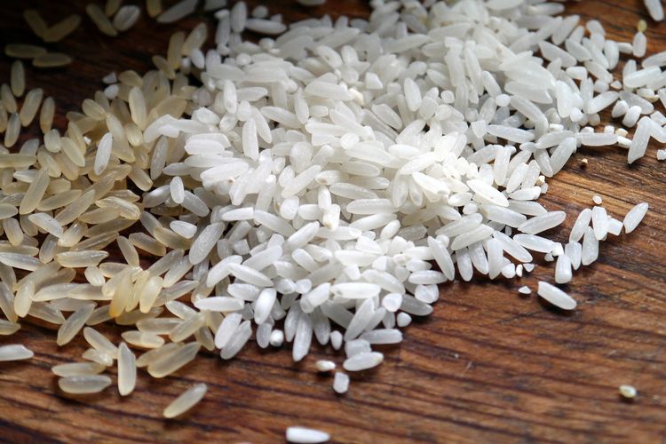 Cobek batu, cobek batu, Cara menghilangkan noda kunyit, Cobek Batu, cara menghilangkan noda kunyit, cara menghilangkan noda kunyit di cobek, Cara Menghilangkan Noda Kunyit di Cobek Batu dengan Bahan Dapur, 1. Siapkan beras putih secukupnya., 2. Ulek beras seperti menghaluskan bumbu., 3. Lanjutkan hingga noda kunyit hilang., 4. Cuci cobek seperti biasa.