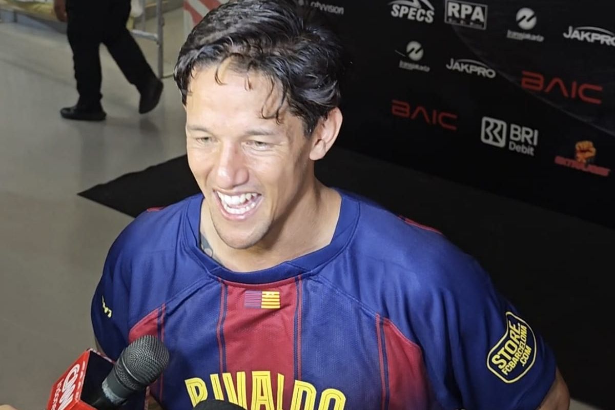 Irfan Bachdim, Clash of Legends, DRX World Legends, Barcelona Legends, Keceriaan Irfan Bachdim Bisa Main dan Tukar Jersey dengan Rivaldo
