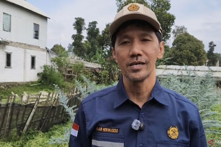 Badan Geologi, Longsor Cisarua Bandung Barat, Badan Geologi Sebut Alih Fungsi Hutan Bukan Penyebab Dominan, Mengapa morfologi lereng menjadi faktor utama?, Bagaimana peran karakter tanah di lokasi longsor?, Apa peran sistem drainase alami?, Jenis longsor apa yang terjadi di Cisarua?, Seberapa besar pengaruh curah hujan ekstrem?