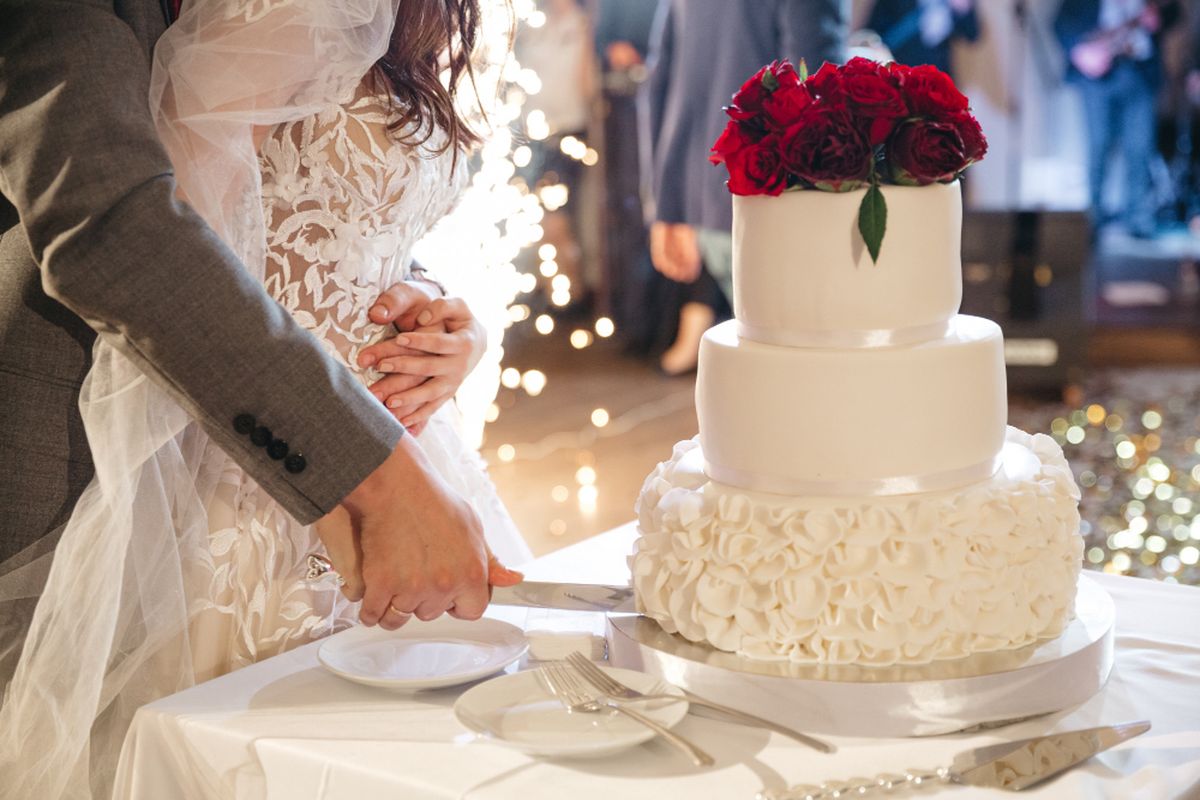 Apakah kue pengantin memiliki tingkatan palsu, makna wedding cake, harga kue pengantin 3 tingkat, apa itu dummy cake, apakah kue pengantin bisa dimakan, Kue Pengantin Bertingkat, Apa Bisa Dimakan Semuanya?