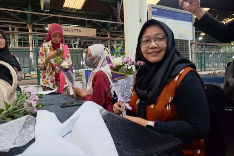 Daop 6 Yogyakarta, Hari Kartini, merangkai buket bunga, Peringati Hari Kartini, Penumpang di Stasiun Tugu Diajak Ikut Kelas Merangkai Bunga