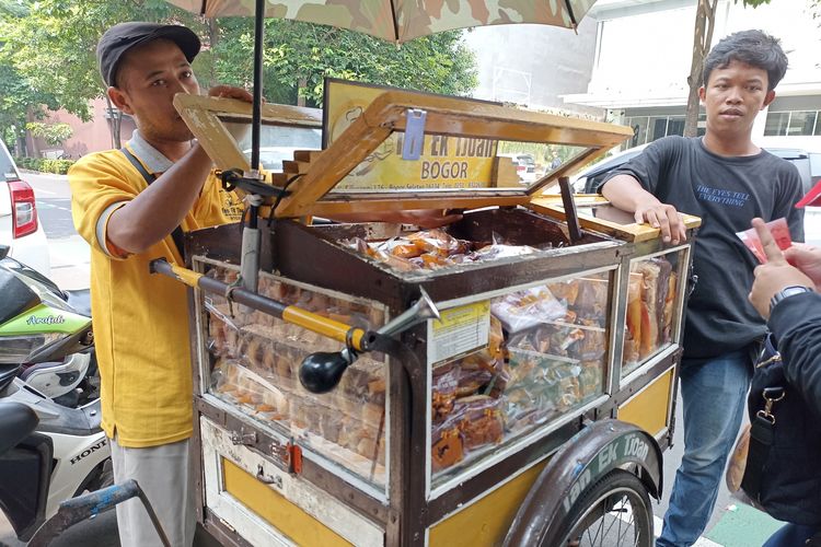 wisata cikini, wisata kuliner cikini, wisata daerah cikin, itinerary wisata cikini, tempat wisata di cikini, tempat wisata cikini, es krim tjanang cikini, rumah raden saleh rs pgi cikini, rumah raden saleh jakarta, Itinerary Wisata di Cikini, Lihat Rumah Raden Saleh dan Makan Es Krim Legendaris, Kunjungi Masjid Jami Al-Makmur Cikini, Melihat makam Habib Cikini, Ngemil roti legendaris, Jelajah Taman Ismail Marzuki, Makan es krim langganan Bung Karno, "Bertamu" ke rumah Raden Saleh