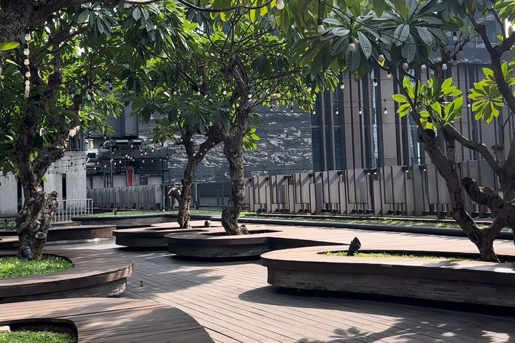5 Spot Piknik Gratis di Jakarta, Cocok untuk Healing dari Penatnya Rutinitas, 1. Taman Cattleya, 2. One Satrio, 3. Secret Garden Astha District 8, 4. Hutan Kota Gelora Bung Karno, 5. Tebet Eco Park