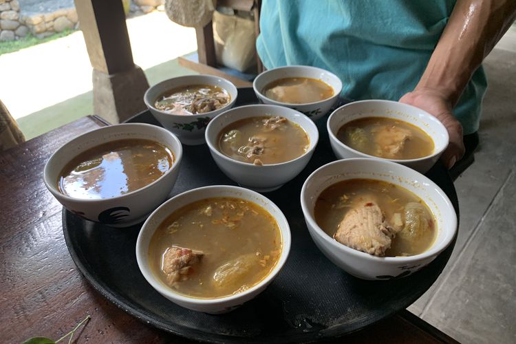 restoran, 8 Restoran Tradisional Terbaik di Indonesia yang Mendunia versi TasteAtlas, 1. Dapur Bali Mula (Les, Bali) – Rating 4.9, 2. Raf Babi Krispi (Denpasar, Bali) – Rating 4.9, 3. Warung Rama (Ubud, Bali) – Rating 4.9, 4. 1945 Restaurant (Jakarta) – Rating 4.7, 5. Warung Mak Beng (Sanur, Bali) – Rating 4.6, 6. Warung Mek Juwel Nasi Campur Ayam (Sayan, Bali) – Rating 4.6, 7. Lapo Marpadotbe (Jakarta) – Rating 4.6, 8. Soto Kadipiro (Bantul, Yogyakarta) – Rating 4.5