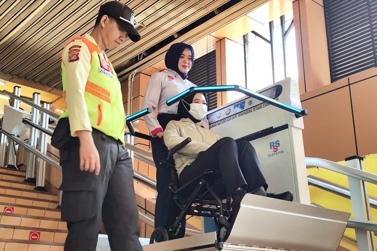 Pertama Kalinya, Stasiun Cikini Punya Lift Tangga untuk Disabilitas