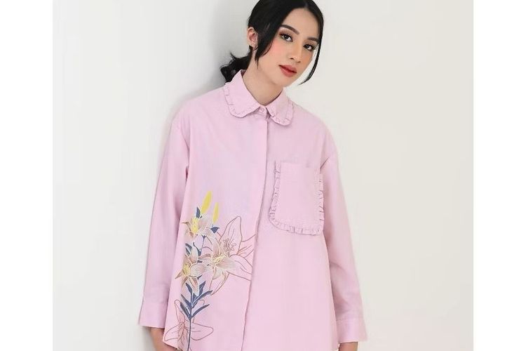 baju lebaran 2025, rekomendasi baju kasual wanita 2025, baju casual wanita, baju casual wanita hijab, baju simpel wanita, rekomendasi outfit lebaran hari kedua, 5 Rekomendasi Baju Kasual Wanita untuk Outfit Lebaran Hari Kedua, 1. Kemeja oversized bordir Slimah, 2. Kaus oversized knit top By Meldev, 3. Maxi dress simpel Femmewear, 4. Tunik motif garis-garis Bayleaf.id, 5. Kemeja motif bunga Geulis