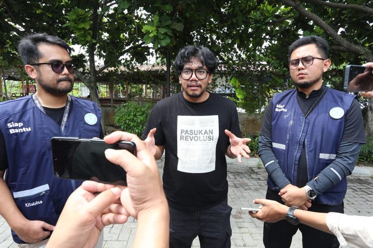 Ferry Irwandi, Praz Teguh, Wapres Gibran, wakil presiden ri gibran rakabuming raka, ferry irwandi, donasi bencana Sumatera, penggalangan dana banjir sumatera, Wapres Gibran Apresiasi Gerakan Galang Dana Bencana Sumatera oleh Ferry Irwandi hingga Praz Teguh, Mengapa Gerakan Donasi Warga Mendapat Apresiasi dari Wapres?, Apa Harapan Wapres dari Bantuan yang Dikumpulkan Masyarakat?, Bagaimana Sikap Wapres Saat Meninjau Lokasi Bencana?, Apa Arahan Presiden yang Dibawa Wapres dalam Penanganan Bencana?