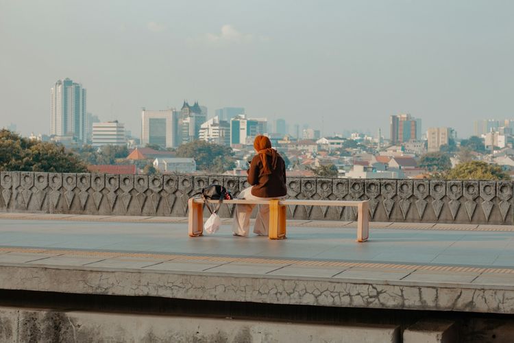 Kesepian, penyebab kesepian, merasa kesepian, ciri ciri orang kesepian, kenapa merasa kesepian, apa ciri ciri orang kesepian, Ciri-ciri Orang Kesepian Menurut Psikolog, Tak Cuma Merasa Sedih, 1. Kesepian bisa muncul di tengah keramaian, 2. Rasa hampa dan tidak nyaman jadi tanda awal, 3. Munculnya perasaan murung dan kehilangan motivasi, 4. Ketidakpuasan terhadap lingkungan sosial