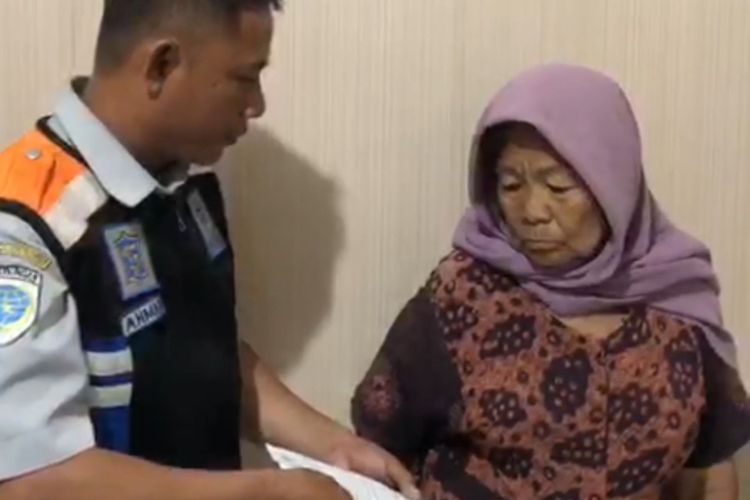 parkir liar, Surabaya, Jawa Timur, juru parkir liar, video viral, Viral Video Ibu-ibu Minta Uang Parkir Rp 10.000 di Pabean Surabaya, Sebut Buat Setor Kantor