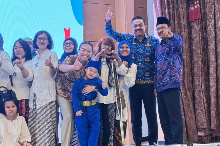 Rahayu Saraswati, Rahayu Saraswati mundur dari DPR, rahayu saraswati dan anak, 9 Potret Kebersamaan Rahayu Saraswati dengan 3 Buah Hati, Hangat dan Penuh Cerita, 1. Mirror selfie usai dari gereja, 2. Wira tampil percaya diri di panggung, 3. Perayaan ulang tahun Janissa, 4. Wira jalani sunat, 5. Doa untuk sang pejuang kecil, 6. Kebanggaan untuk Narendra, 7. Peluk hangat dengan bungsu, 8. Liburan ke Disneyland, 9. Anak ikut rapat