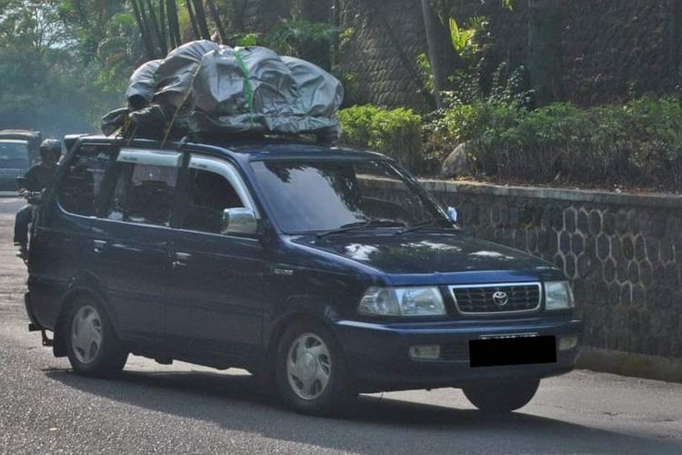 barang di atap mobil, Batas Aman Simpan Barang di Atap Mobil Saat Mudik, Jangan Berlebihan