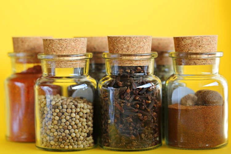 bumbu, rempah, masakan, 12 Bumbu Rempah Ini Wajib Ada di Rak Dapur Anda, Apa Saja?, 1. Merica Hitam Utuh (Whole Black Peppercorns), 2. Jinten (Cumin), 3. Ketumbar (Coriander), 4. Kayu Manis (Cinnamon), 5. Cabai Bubuk Merah (Cayenne Pepper), 6. Paprika Bubuk (Smoked or Sweet Paprika), 7. Cengkeh (Cloves), 8. Pala (Nutmeg), 9. Adas Manis (Fennel Seeds), 10. Bawang Putih Bubuk (Garlic Powder), 11. Kunyit Bubuk (Turmeric), 12. Kapulaga (Cardamom)