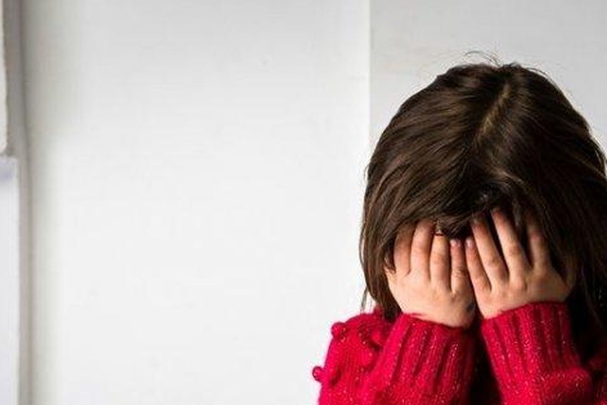 Karawang, penganiayaan balita di Karawang, Kasus Penganiayaan Balita oleh Pacar Ibu di Hotel Karawang: 5 Fakta, Kronologi, hingga Kondisi Korban, 1. Kronologi Kejadian: Berawal dari Modus Sakit Perut, 2. Temuan Alat Bukti Tang dan Jarum Besar, 3. Motif Pelaku: Kesal Karena Korban Menangis, 4. Kekerasan Berulang Selama Tiga Bulan, 5. Kondisi Korban: Lidah Robek dan Trauma Mata