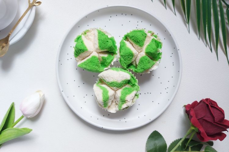tips membuat bolu kukus mekar anti gagal, tips membuat bolu kukus agar tidak bantat, tips membuat bolu kukus, cara membuat bolu kukus mekar, bolu kukus tanpa pengembang, Rahasia Bolu Kukus Mengembang dan Flufyy, Tanpa Pengembang Buatan, Gunakan Telur Segar Suhu Ruang, Kocok Adonan Hingga Kental Berjejak, Panaskan Kukusan Sejak Awal, Hindari Uap Air Menetes ke Adonan, Pilih Api yang Tepat, Waktu Mengukus Jangan Terlalu Lama