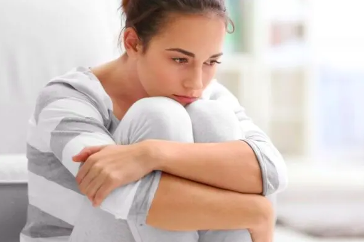 overthinking, 4 Cara Mengelola Overthinking Menurut Psikolog, Kenali Nama Emosi, 1. Sadari dorongan untuk “segera bertindak”, 2. Kenali dan beri nama emosi, 3. Izinkan diri merasakan tanpa menghindar, 4. Ingat bahwa perasaan ini wajar