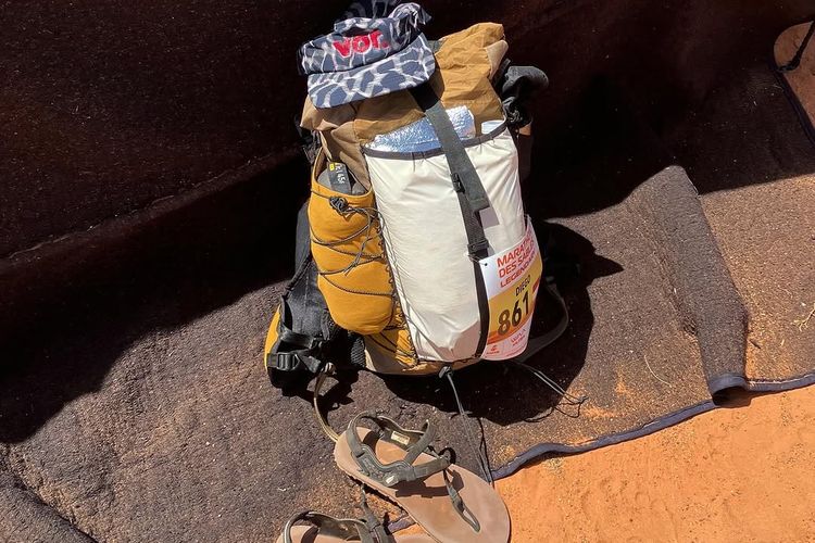 Diego Yanuar, marathon des sables 2025, Pelari indonesia yang marathon pakai sendal, Pelari indonesia di gurun sahara, cerita diego yanuar, diego yanuar sandal, Cerita Diego Yanuar, Taklukkan Marathon 250 Km di Gurun Sahara Pakai Sandal, Dari persiapan fisik hingga logistik, Alasan lari marathon pakai sandal, Dikagumi pelari lain karena pakai sandal, Sampai garis Finish dengan aman