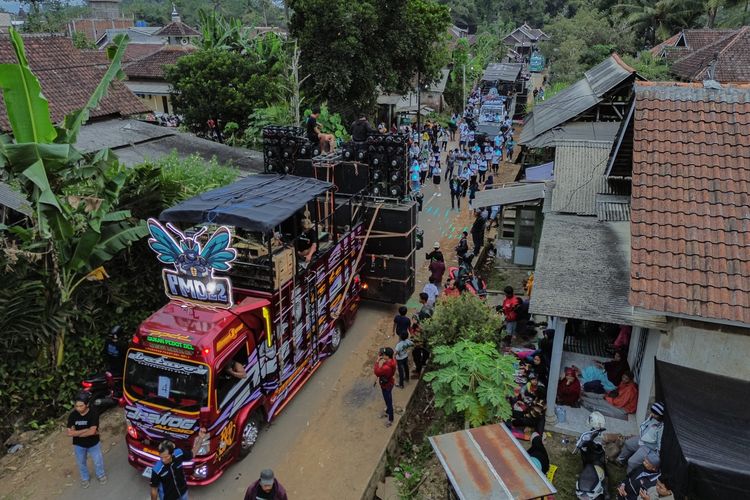 sound horeg, intimidasi warga, sound horeg dilarang, sound horeg haram, warga kediri, Lapor Sound Horeg, Warga Kediri Diteror: Musik Digeber di Depan Rumah, Foto Istri Disebar
