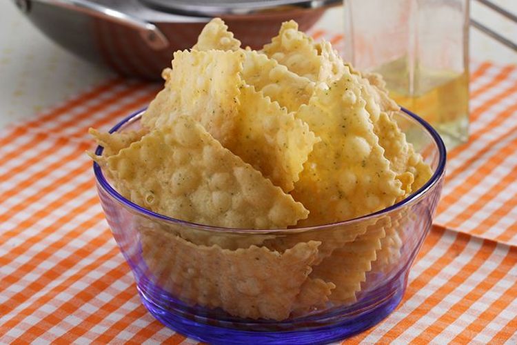 resep, Cemilan, 5 Resep Kue Tanpa Oven yang Bisa Jadi Cemilan Saat Lebaran, Praktis Banget!, 1. Bola-Bola Cokelat (Choco Balls), 2. Kacang Sembunyi Karamel, 3. Keripik Bawang Seledri, 4. Madu Mongso, 5. Cookies Cokelat Cornflakes