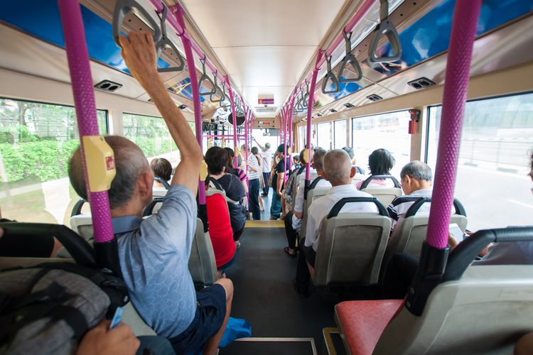 mudik, Mudik Lebaran, bus gratis, video viral, mudik Lebaran 2025, Video Ibu dan Anak Mudik Jalan Kaki di Bahu Jalan Tol, Ini Kronologisnya