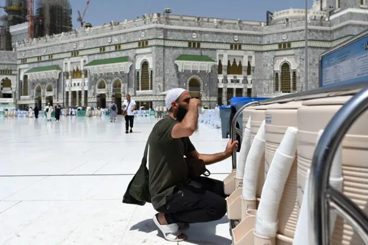 Air zamzam, air zamzam, sejarah air zamzam, air Zamzam, Sejarah Air Zamzam, Oleh-oleh yang Biasa Dibawa Pulang Jemaah Haji