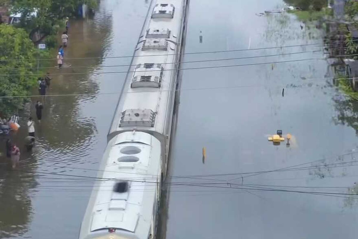 kereta api, 82 Perjalanan Kereta Antarkota Dibatalkan KAI Imbas Banjir dan Cuaca Ekstrem