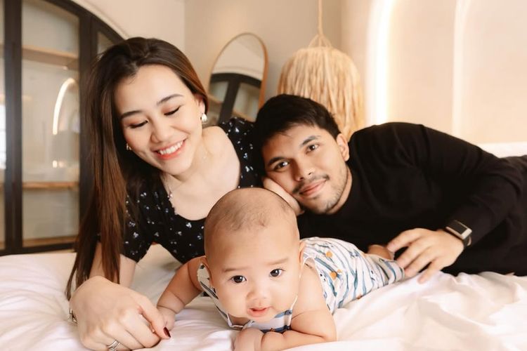 Aaliyah Massaid, Thariq Halilintar, Aaliyah Massaid dan Thariq Halilintar, aaliyah massaid jadi ibu, baby arash anak thariq, 7 Momen Hangat Aaliyah Massaid dan Thariq Halilintar dengan Baby Arash yang Berusia 3 Bulan, 1. Momen hangat keluarga kecil, 2. Busana sporty, 3. Thariq gendong dan cium Baby Arash, 4. Peluk hangat ibu, 5. Baby Arash tengkurap di kasur, 6. Momen bertiga di dekat jendela, 7. Kebersamaan penuh tawa