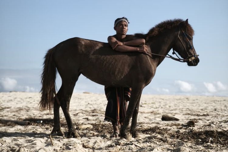 Xiaomi, xiaomi 15T, xiaomi 15t series, Memotret Keindahan Sumba dengan Kamera Xiaomi 15T yang Belum Rilis di Indonesia, Kampung Ratenggaro dalam Mode Portrait , Memotret momen dramatis di Bukit Wairinding, Kampung Raja Prailiu,  Potret warga Kampung Raja Prailiu yang sedang menenun menggunakan Xiaomi 15T