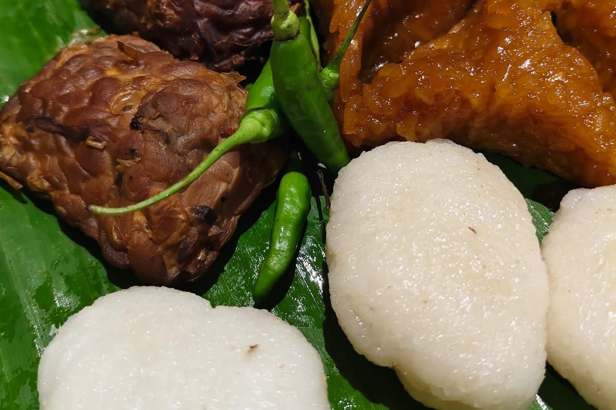 Jadah Tempe Mbah Carik, Jadah Tempe Suguhan by Mbah Carik, Jadah Tempe Mbah Carik, Kuliner Favorit Sultan yang Kini Beradaptasi dengan QRIS, Sejarah lahirnya Jadah Tempe Mbah Carik, Adaptasi generasi keempat, Dari tunai ke QRIS di gerai tradisional, Pengalaman pengunjung yang setia dari tahun 2017