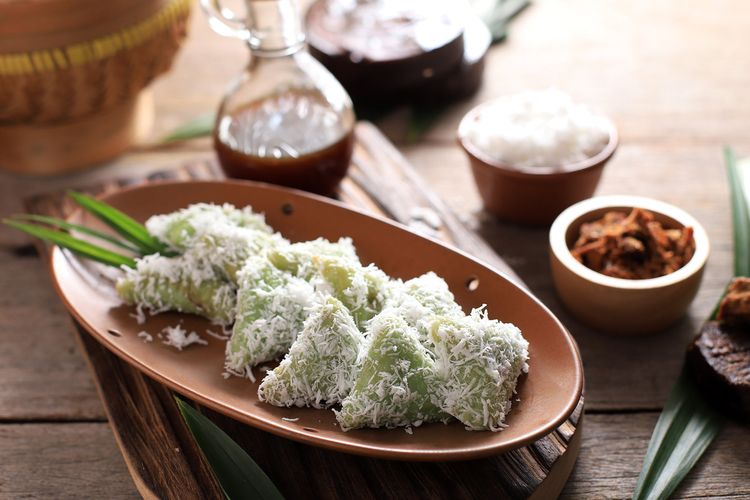 takjil, ide takjil, takjil tanpa digoreng, 7 Ide Takjil Tanpa Digoreng, Manis dan Menyegarkan, 1. Putu ayu, 2. Salad buah, 3. Lupis, 4. Puding buah, 5. Klepon, 6. Es buah, 7. Kolak pisang dan ubi