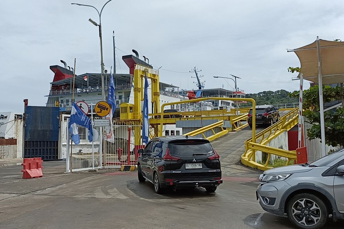 Selat Sunda, ASDP, Pelabuhan Merak, BMKG, ASDP Jelaskan Penyebab Antrean Kendaraan di Pelabuhan Merak Jelang Libur Akhir Tahun, Lonjakan Kendaraan Terjadi Jelang Pembatasan Angkutan Barang, PEngaruh Kondisi Cuaca Selat Sunda yang Belum Stabil, Strategi Operasional dan Koordinasi Penguraian Kepadatan, Imbauan bagi Pengguna Jasa Penyeberangan